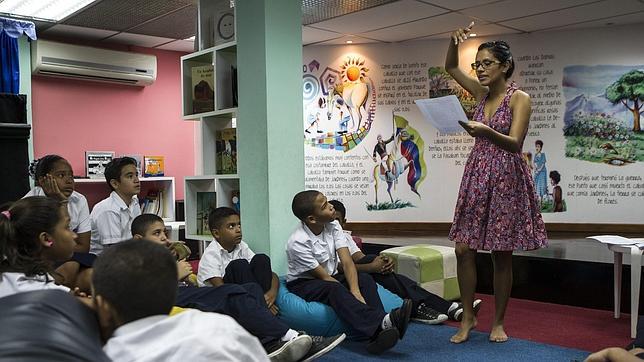 EFE Un grupo de niños celebra el Día Internacional del Libro en Caracas