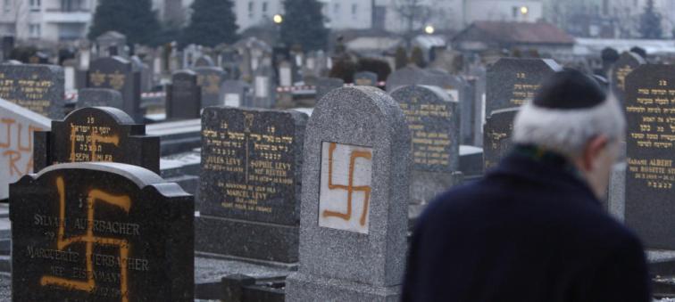 Francis Levy inspecciona las tumbas profanadas en el cementerio judío de Cronenbourg, Francia. (Reuters) 