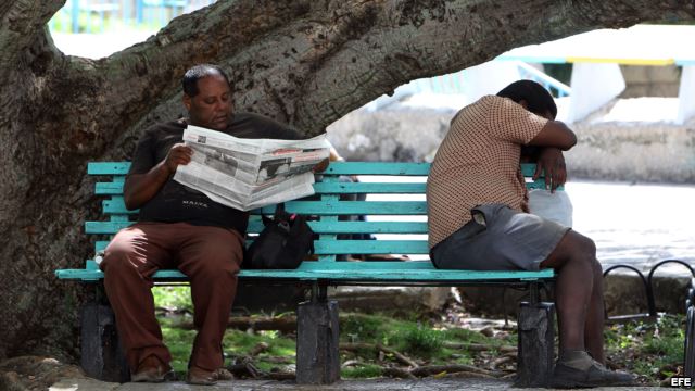 Un hombre lee el diario oficial Granma en un parque en La Habana (Cuba) el 21 de mayo de 2014, día en que la bloguera opositora cubana Yoani Sánchez ha lanzado el diario digital independiente "14ymedio".