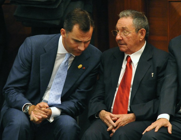 Cuban President Raul Castro (R) speaks w