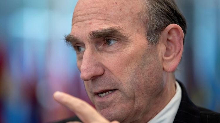 El enviado de EE.UU. para Venezuela Elliott Abrams ofrece declaraciones a los medios en el Departamento de Estado en Washington D.C (EFE/ Erik S. Lesser)